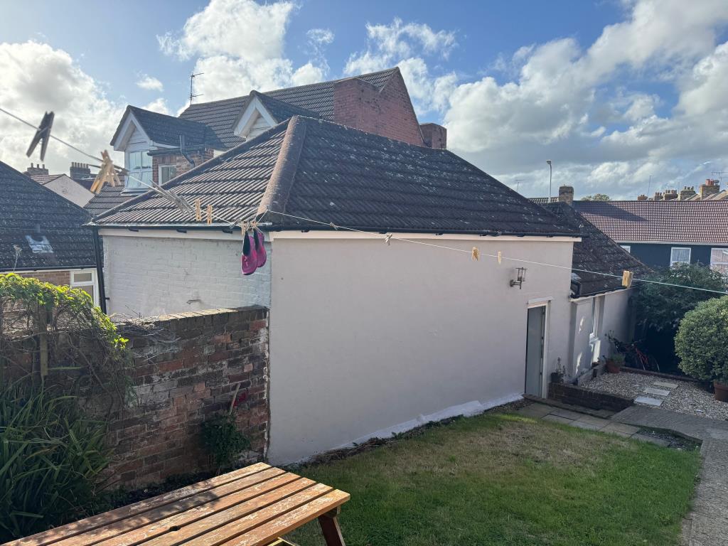 Lot: 11 - FREEHOLD BLOCK OF TWO TWO-BEDROOM GARDEN FLATS - 22a - Entrance from Shepway Close